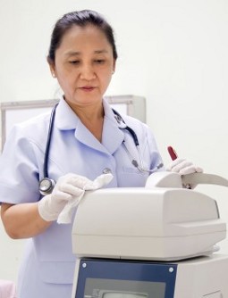 женщина врач возле косметологического аппарата