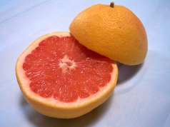 разрезанный свежий грейпфрут