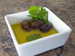 оливковое масло и оливки