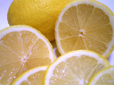 нарезанные сочные лимоны как средство от целлюлита
