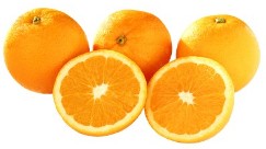 спелые апельсины цельные и разрезанные